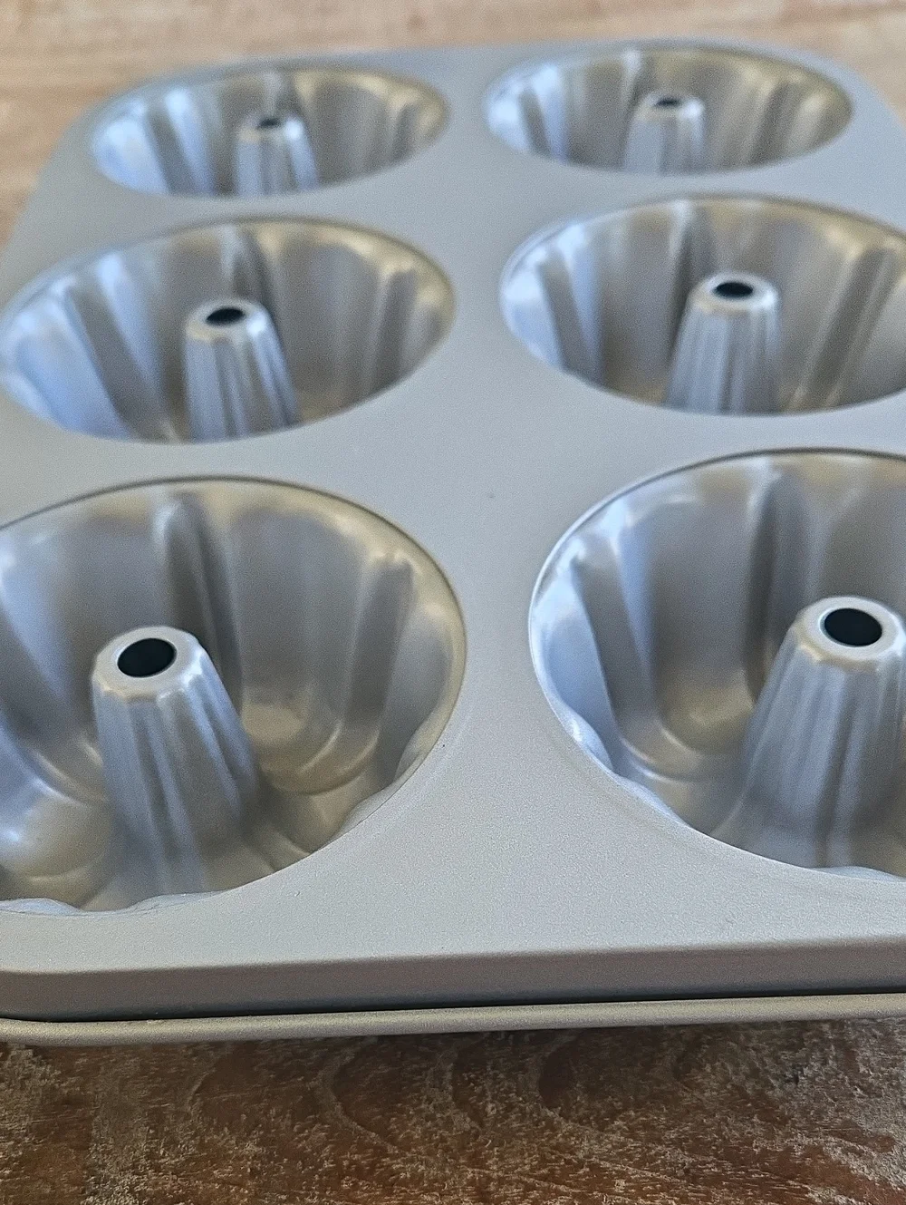 Like New Pampered Chef Mini Fluted Cake Pan 1602 Teal Blue 6 Cavity. (BIN 010)